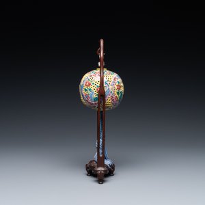 Une boule pot pourri ajourée en porcelaine de Chine famille rose, 19ème — photo 5
