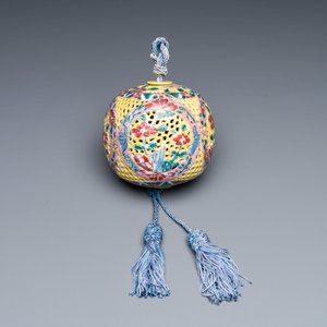 Une boule pot pourri ajourée en porcelaine de Chine famille rose, 19ème — photo 8