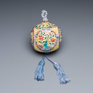 Une boule pot pourri ajourée en porcelaine de Chine famille rose, 19ème — photo 9