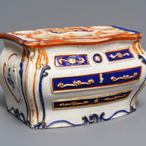Une bouquetière en forme de commode Louis XV en porcelaine de Chine d'exportation, Qianlong — photo 2