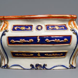 Une bouquetière en forme de commode Louis XV en porcelaine de Chine d'exportation, Qianlong — photo 3
