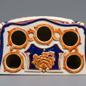 Une bouquetière en forme de commode Louis XV en porcelaine de Chine d'exportation, Qianlong — photo 7
