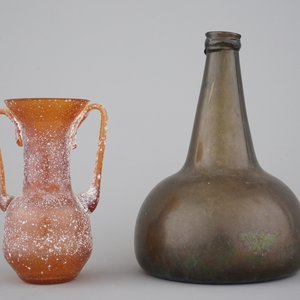 Une bouteile à vin en verre vert, 18ème siècle, et une amphore de style romaine, d'après l'Antique — photo 1