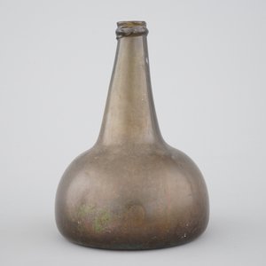 Une bouteile à vin en verre vert, 18ème siècle, et une amphore de style romaine, d'après l'Antique — photo 3