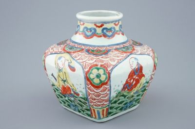 Une bouteille à décor wucai en porcelaine de Chine, marque de Wanli, 19ème