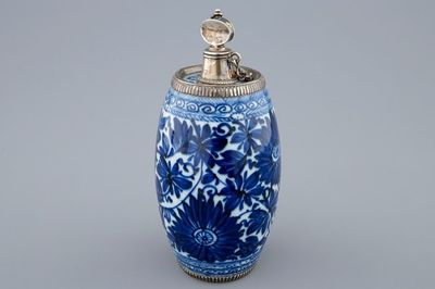 Une bouteille à gin en porcelaine de Chine bleu et blanc montée en argent, Kangxi