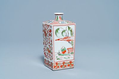 Une bouteille à saké de forme carrée en porcelaine Ko-Imari de Japon, Edo, 18ème