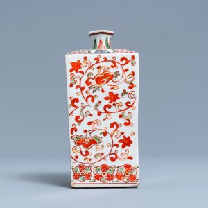 Une bouteille à saké de forme carrée en porcelaine Ko-Imari de Japon, Edo, 18ème — photo 3
