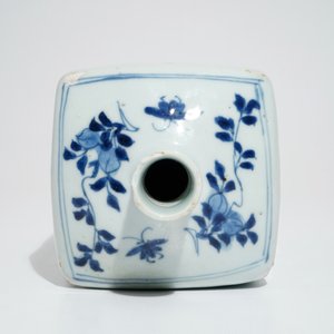 Une bouteille de forme carré en porcelaine de Chine bleu et blanc, époque Transition — photo 6
