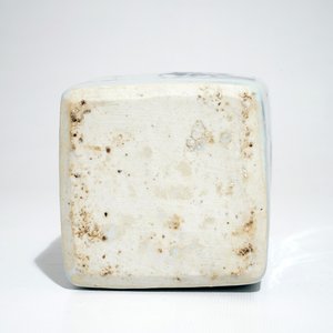 Une bouteille de forme carré en porcelaine de Chine bleu et blanc, époque Transition — photo 7