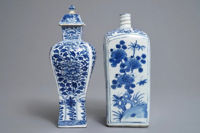 Une bouteille de forme carré en porcelaine de Chine bleu et blanc, Wanli, et un vase couvert, Kangxi