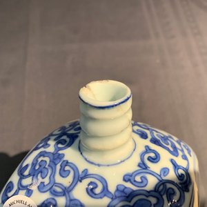 Une bouteille de forme carré en porcelaine de Chine bleu et blanc, Wanli, et un vase couvert, Kangxi — photo 12