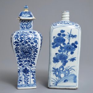 Une bouteille de forme carré en porcelaine de Chine bleu et blanc, Wanli, et un vase couvert, Kangxi — photo 3