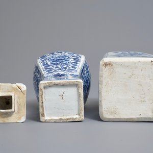 Une bouteille de forme carré en porcelaine de Chine bleu et blanc, Wanli, et un vase couvert, Kangxi — photo 6