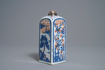 Une bouteille de forme carrée à monture en argent en porcelaine de Chine de style Imari, Kangxi