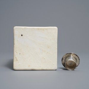 Une bouteille de forme carrée à monture en argent en porcelaine de Chine de style Imari, Kangxi — photo 7