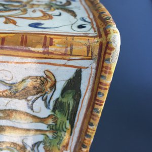 Une bouteille de forme carrée en majolique italienne, Urbino, 16ème — photo 14
