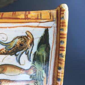 Une bouteille de forme carrée en majolique italienne, Urbino, 16ème — photo 15