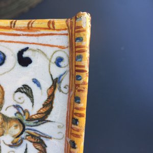 Une bouteille de forme carrée en majolique italienne, Urbino, 16ème — photo 17