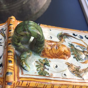 Une bouteille de forme carrée en majolique italienne, Urbino, 16ème — photo 19