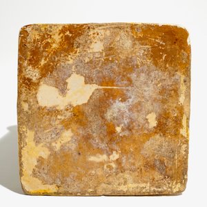 Une bouteille de forme carrée en majolique italienne, Urbino, 16ème — photo 6