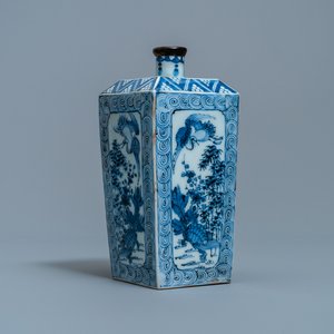 Une bouteille de forme carrée en porcelaine d'Arita en bleu et blanc, Japon, Edo, 17/18ème — photo 1