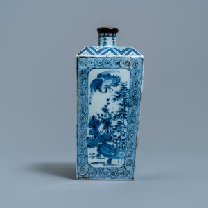 Une bouteille de forme carrée en porcelaine d'Arita en bleu et blanc, Japon, Edo, 17/18ème — photo 4