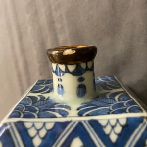 Une bouteille de forme carrée en porcelaine d'Arita en bleu et blanc, Japon, Edo, 17/18ème — photo 8