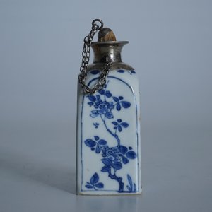 Une bouteille de forme carrée en porcelaine de Chine bleu et blanc, montée en argent, Kangxi — photo 11