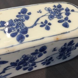 Une bouteille de forme carrée en porcelaine de Chine bleu et blanc, montée en argent, Kangxi — photo 15