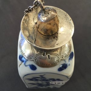Une bouteille de forme carrée en porcelaine de Chine bleu et blanc, montée en argent, Kangxi — photo 18
