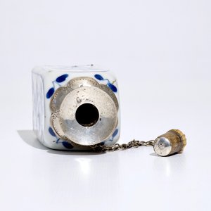 Une bouteille de forme carrée en porcelaine de Chine bleu et blanc, montée en argent, Kangxi — photo 6