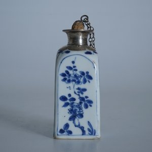 Une bouteille de forme carrée en porcelaine de Chine bleu et blanc, montée en argent, Kangxi — photo 9