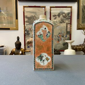 Une bouteille de forme carrée en porcelaine de Chine famille verte, Kangxi — photo 21