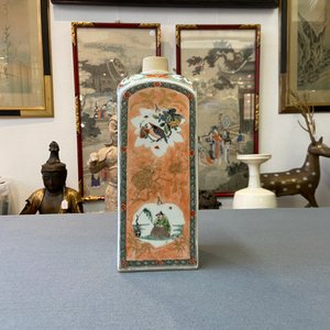 Une bouteille de forme carrée en porcelaine de Chine famille verte, Kangxi — photo 24