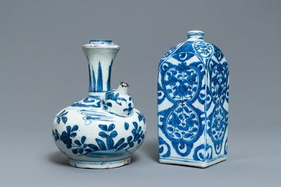 Une bouteille de forme carrée et un kendi en porcelaine de Chine en bleu et blanc, Ming