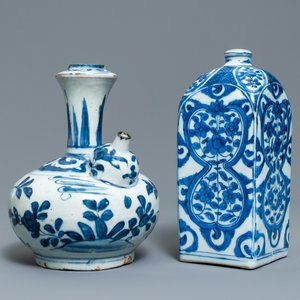 Une bouteille de forme carrée et un kendi en porcelaine de Chine en bleu et blanc, Ming — photo 1