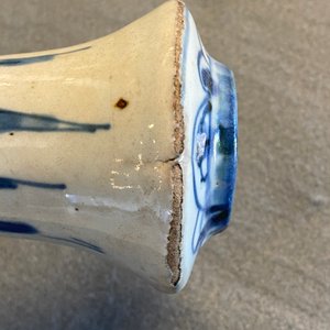 Une bouteille de forme carrée et un kendi en porcelaine de Chine en bleu et blanc, Ming — photo 11