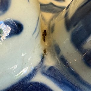 Une bouteille de forme carrée et un kendi en porcelaine de Chine en bleu et blanc, Ming — photo 12