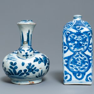 Une bouteille de forme carrée et un kendi en porcelaine de Chine en bleu et blanc, Ming — photo 3