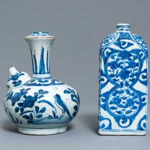 Une bouteille de forme carrée et un kendi en porcelaine de Chine en bleu et blanc, Ming — photo 4