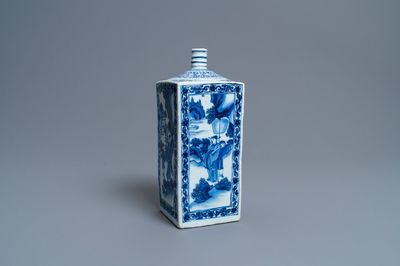 Une bouteille de forrme carrée en porcelaine de Chine en bleu et blanc, époque Transition