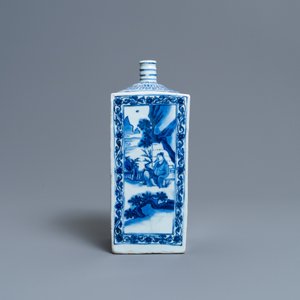 Une bouteille de forrme carrée en porcelaine de Chine en bleu et blanc, époque Transition — photo 2