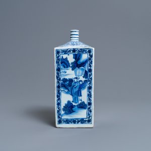 Une bouteille de forrme carrée en porcelaine de Chine en bleu et blanc, époque Transition — photo 4