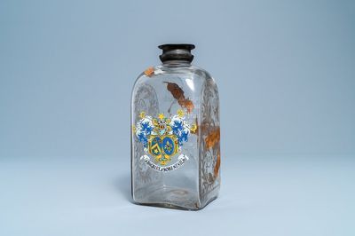 Une bouteille de marriage armoriée et datée 1723 en verre, Flandres ou Pays-Bas