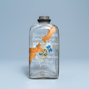 Une bouteille de marriage armoriée et datée 1723 en verre, Flandres ou Pays-Bas — photo 4