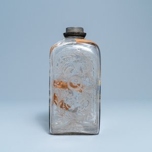 Une bouteille de marriage armoriée et datée 1723 en verre, Flandres ou Pays-Bas — photo 5