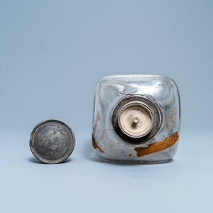Une bouteille de marriage armoriée et datée 1723 en verre, Flandres ou Pays-Bas — photo 7