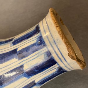 Une bouteille de pharmacie à décor 'a foglie' en majolique d'Anvers en bleu et blanc, 2ème moitié du 16ème — photo 14
