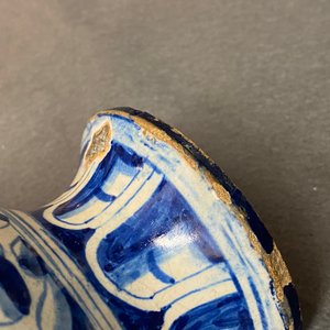 Une bouteille de pharmacie à décor 'a foglie' en majolique d'Anvers en bleu et blanc, 2ème moitié du 16ème — photo 17